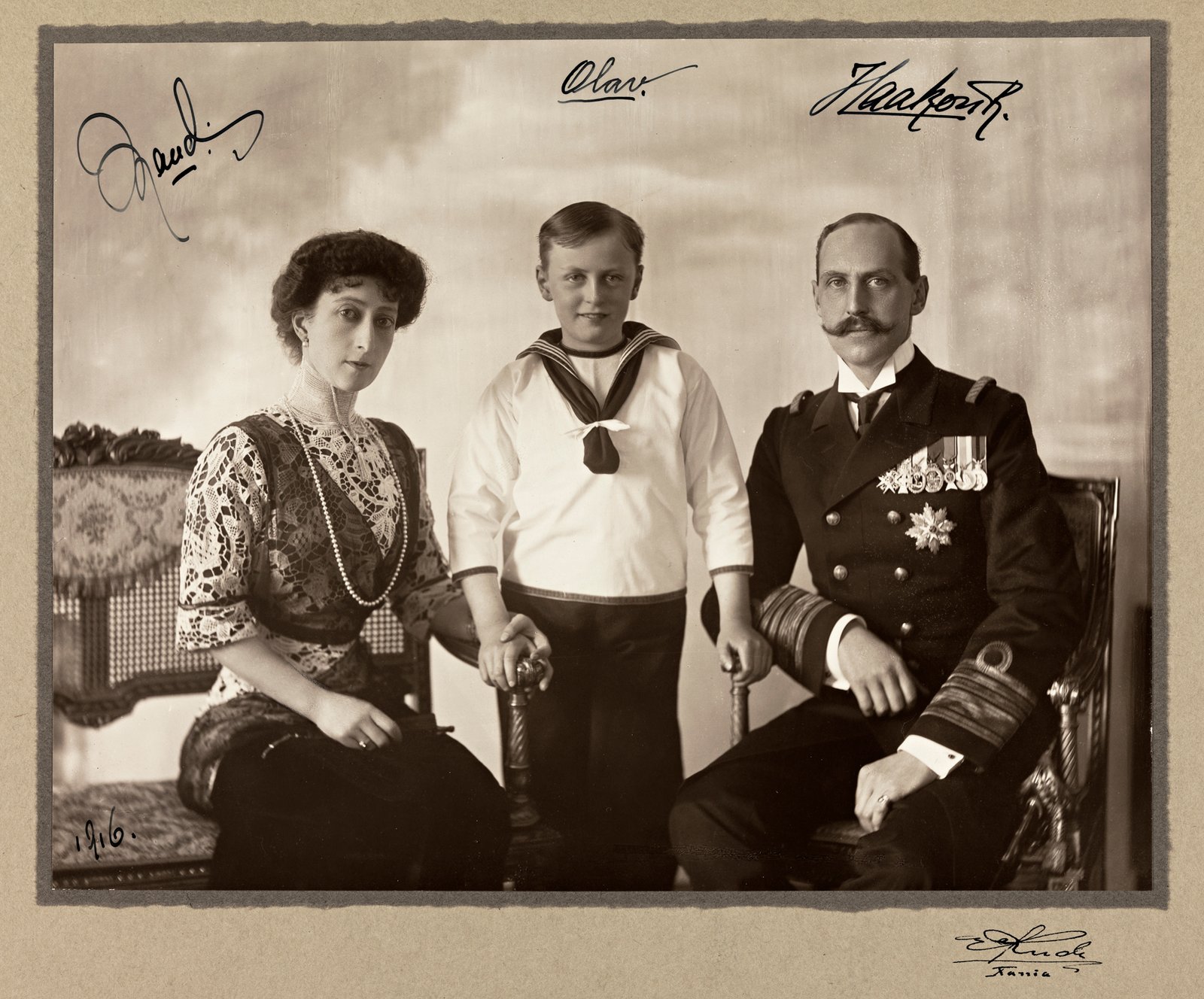 portrett_av_dronning_maud_kronprins_olav_og_kong_haakon_vii_ca_1910