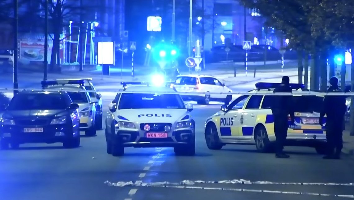 Politiet har afspærret et område omkring Per Albin Hanssons vej i Malmø og rutinemæssigt omkring akutmodtagelsen på sygehuset.Flere patruljer blev sendt til akutmodtagelsen, skriver Sydsvenskan. (Skærmdrop, Sydsvenskan) Politiet har afspærret et område omkring Per Albin Hanssons vej i Malmø og rutinemæssigt omkring akutmodtagelsen på sygehuset.Flere patruljer blev sendt til akutmodtagelsen, skriver Sydsvenskan. (Skærmdrop, Sydsvenskan)