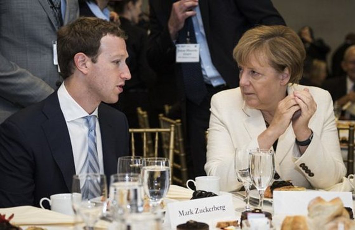 Merkel og Zuckerberg på det famøse mødet hvor Merkel rykker ham for censuren. -Du lovede at tage fat Merkel og Zuckerberg på det famøse mødet hvor Merkel rykker ham for censuren. -Du lovede at tage fat