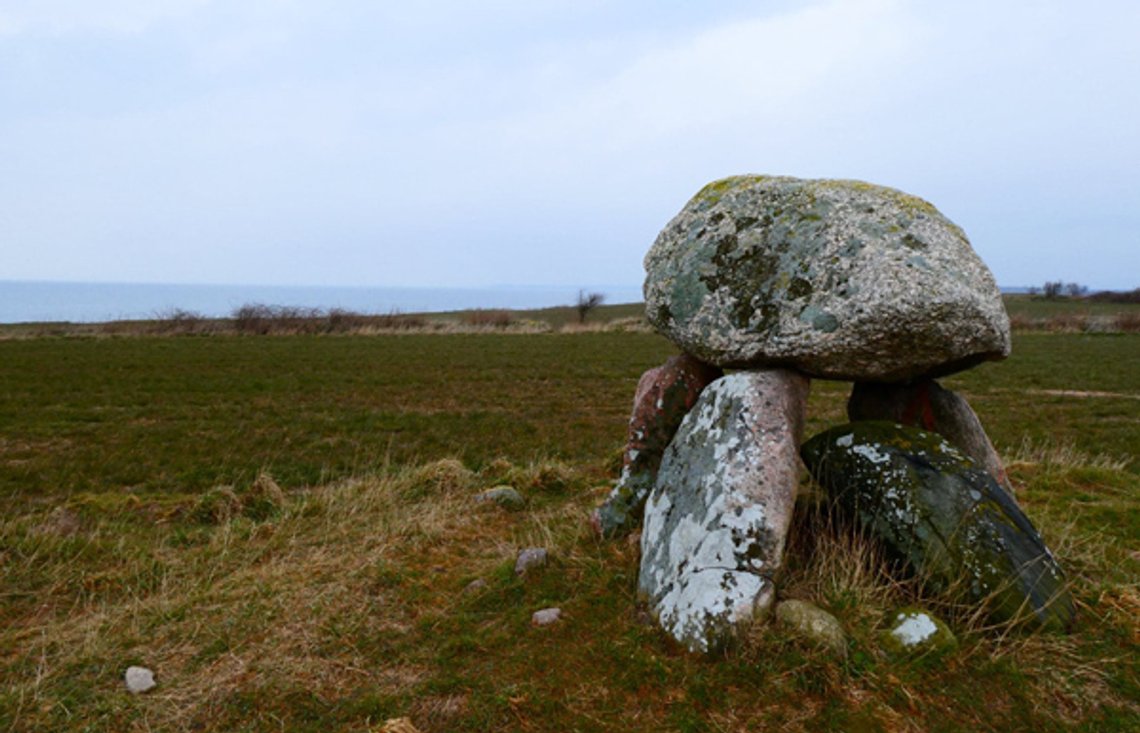 Lindehoved: stendysse ved Helnæs fyr 4 april 2020. Foto: Kim Møller Lindehoved: stendysse ved Helnæs fyr 4 april 2020. Foto: Kim Møller