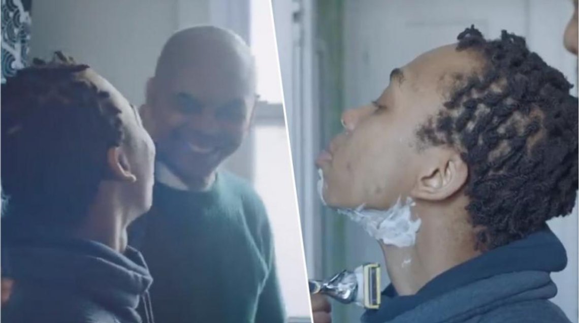 Hyggelig stemning mens en mand lærer sin biologiske datter at barbere sig. Skærmprint video/Gillette Hyggelig stemning mens en mand lærer sin biologiske datter at barbere sig. Skærmprint video/Gillette