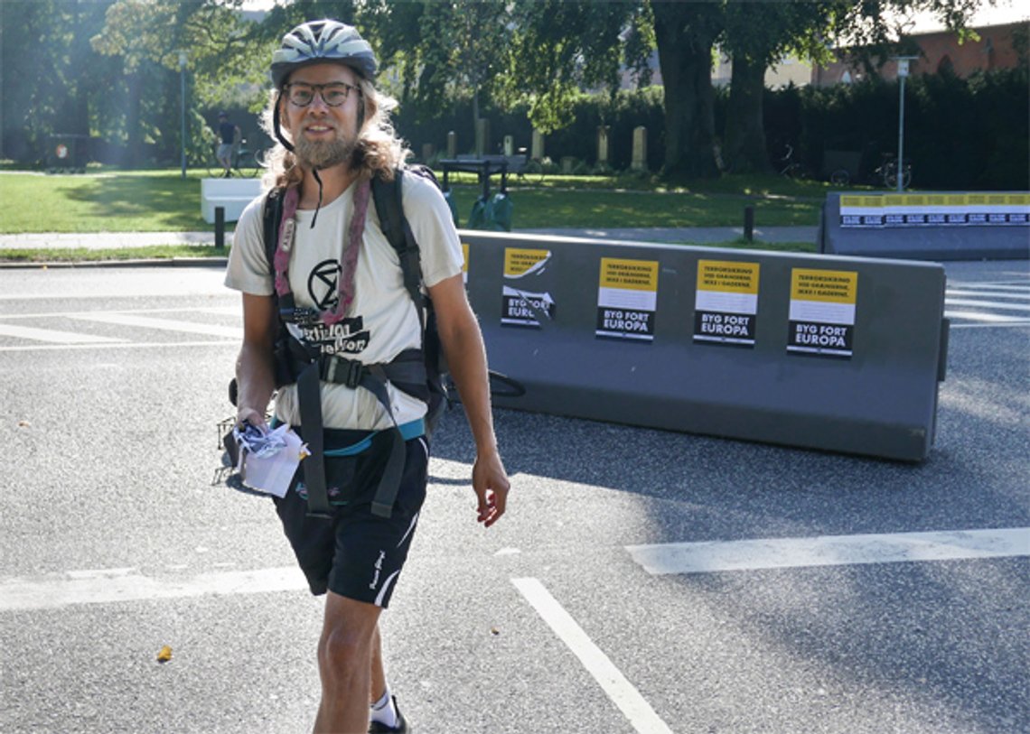 Ulrik Myrtue chikanerer og truer GI-aktivist, Århus, 1. september 2019; Foto: Tilsendt) Ulrik Myrtue chikanerer og truer GI-aktivist, Århus, 1. september 2019; Foto: Tilsendt)
