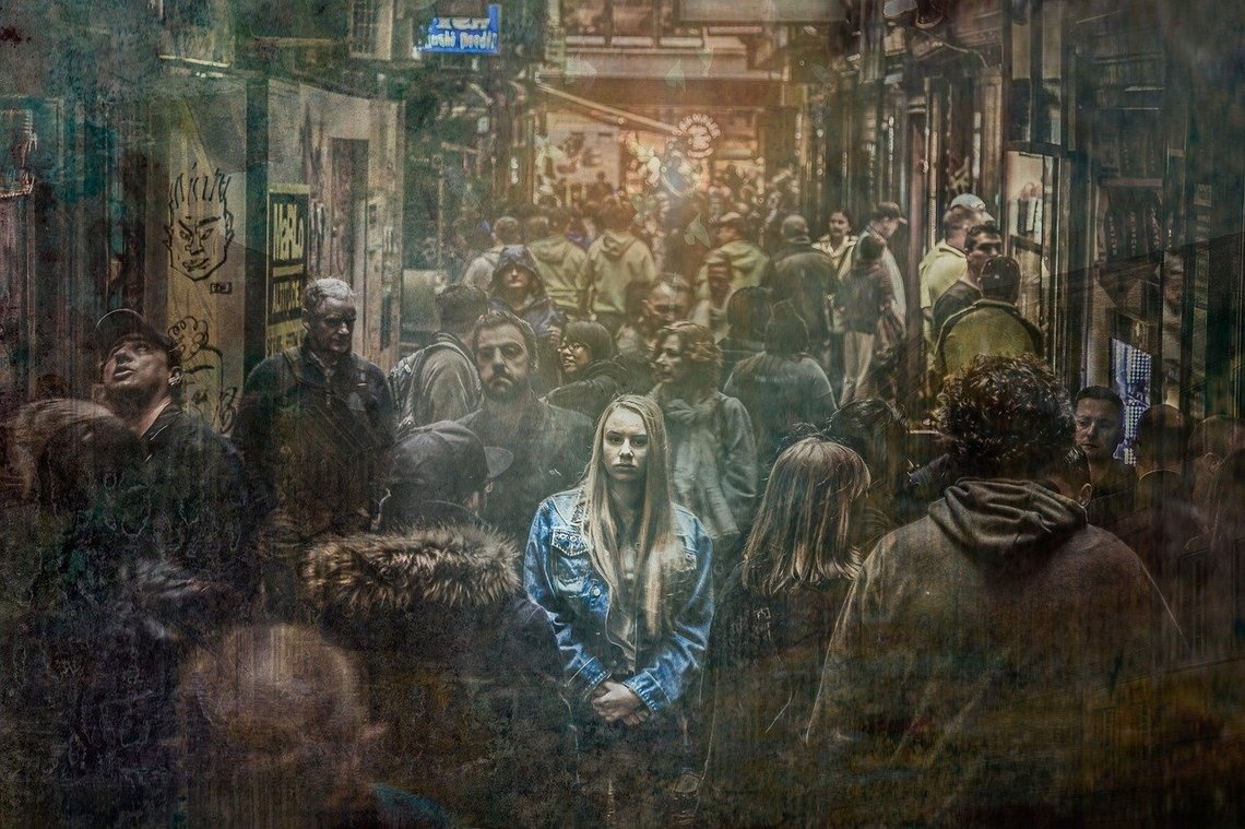 Woman in crowd. Foto: Pixabay Woman in crowd. Foto: Pixabay