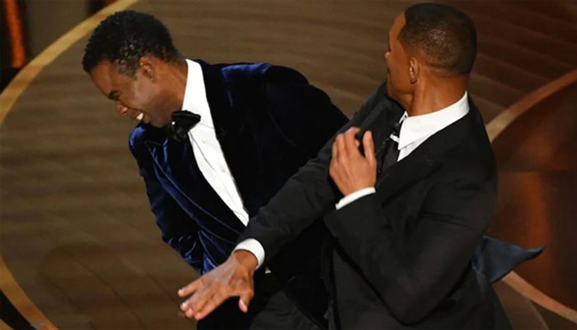 Will Smith langer Chris Rock lussing live under Oscar-dækningen, 2022) Will Smith langer Chris Rock lussing live under Oscar-dækningen, 2022)