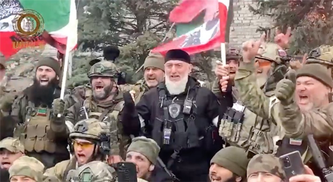 Kadyrov-enheden fejrer Mariupol-‘befrielsen’ med Allahu Akbar-råb, 2022; Foto: Twitter) Kadyrov-enheden fejrer Mariupol-‘befrielsen’ med Allahu Akbar-råb, 2022; Foto: Twitter)