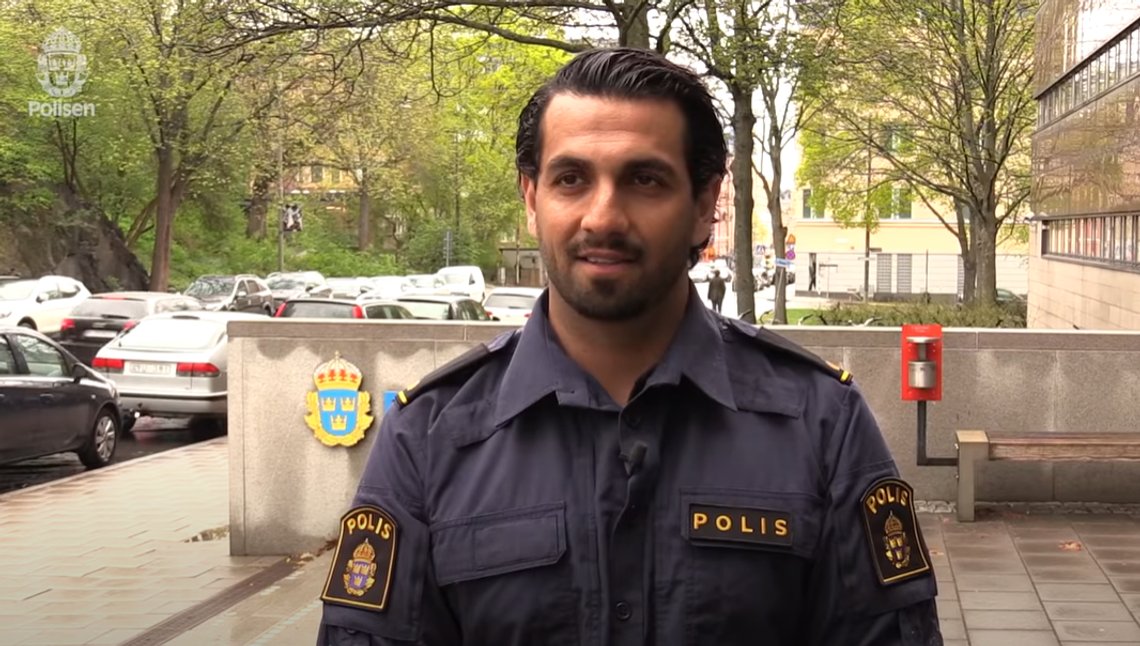 Nadim Ghazale i en reklamefilm for politiyrket fra 2019, etter at han gjentatte ganger kom med grove ytringer mot sverigedemokrater, Israel og hvite menn. Foto: Skjermdump av video fra svensk politi. Nadim Ghazale i en reklamefilm for politiyrket fra 2019, etter at han gjentatte ganger kom med grove ytringer mot sverigedemokrater, Israel og hvite menn. Foto: Skjermdump av video fra svensk politi.