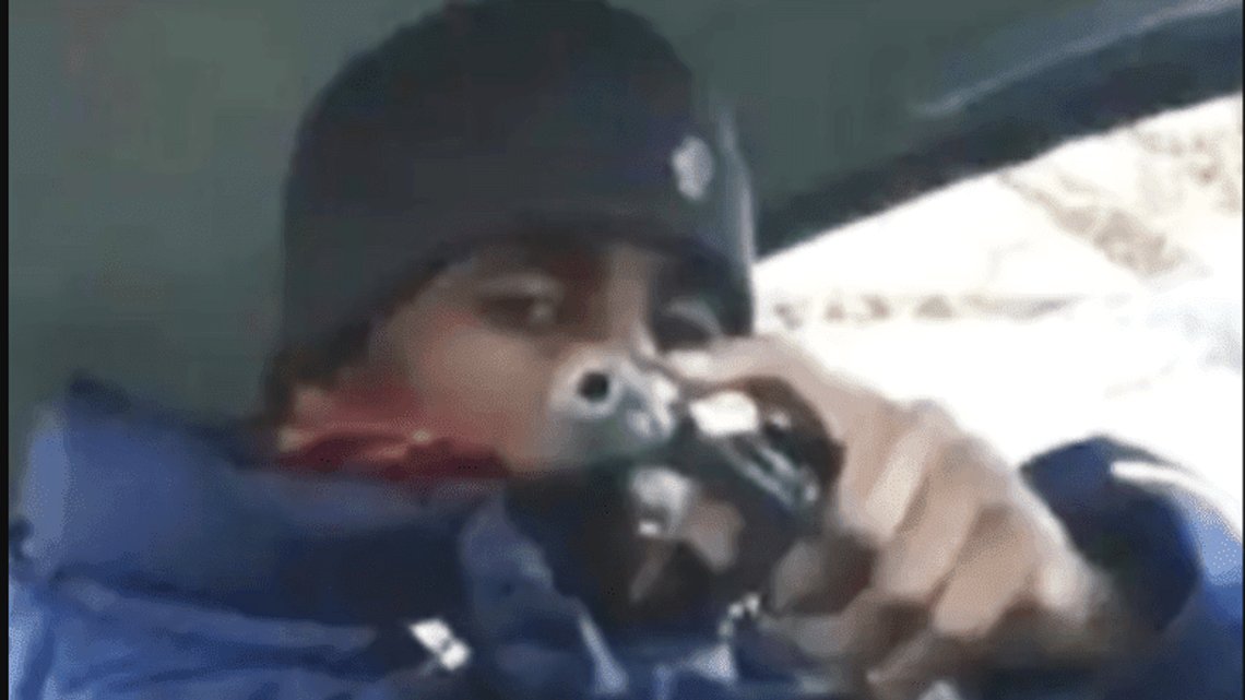 (Dødspatruljens leder Mohamed Ali poserer med en pistol) (Dødspatruljens leder Mohamed Ali poserer med en pistol)