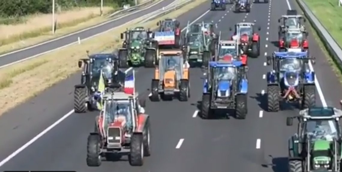 Hollandske landmænd spærrer en motorvej i protest mod premierminister Marc Ruttes intention om at nedlægge store dele af landbruget. Disse landmænd fortjener vores fulde støtte. Skjermbillede Twitter Hollandske landmænd spærrer en motorvej i protest mod premierminister Marc Ruttes intention om at nedlægge store dele af landbruget. Disse landmænd fortjener vores fulde støtte. Skjermbillede Twitter