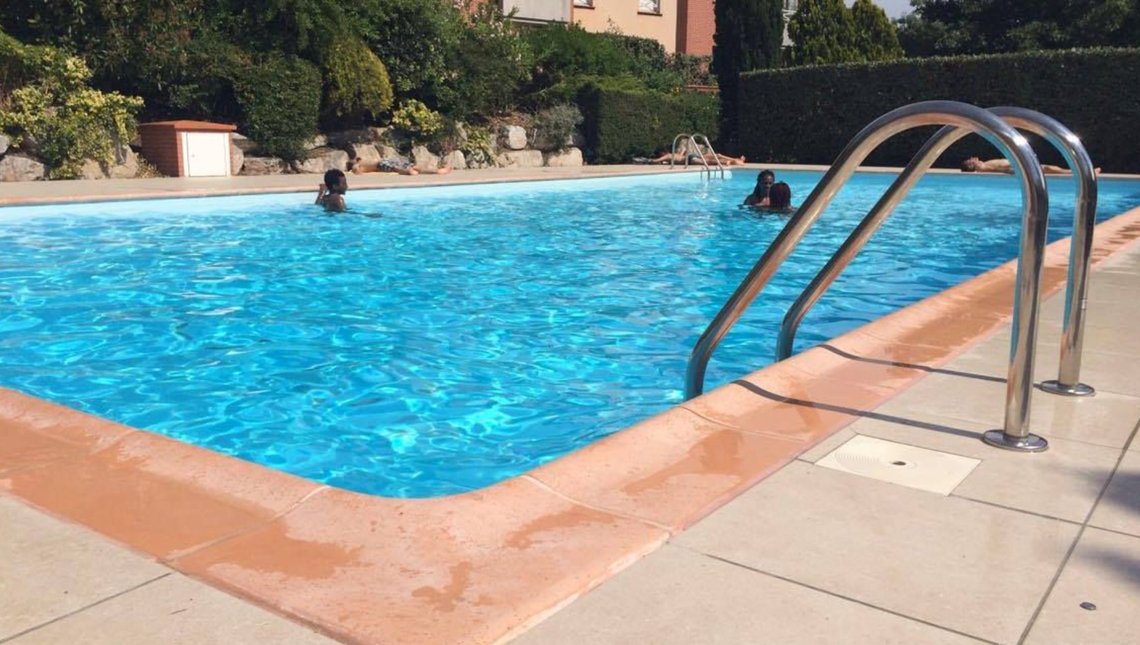 En fælles pool i et boligselskab, der ikke slipper for ubudne badegæster. En fælles pool i et boligselskab, der ikke slipper for ubudne badegæster.