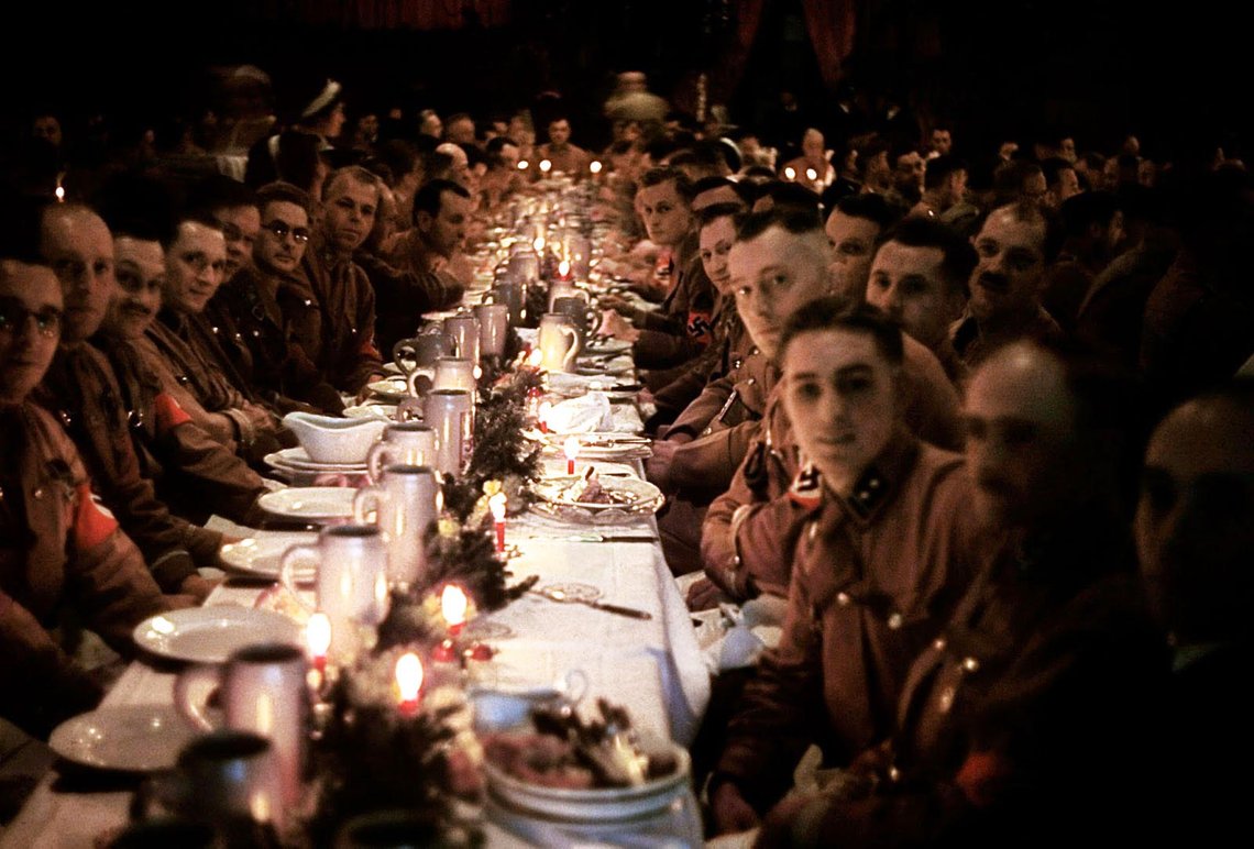 Inside a Nazi Christmas party hosted by Adolf Hitler, 1941 (3) Inside a Nazi Christmas party hosted by Adolf Hitler, 1941 (3)