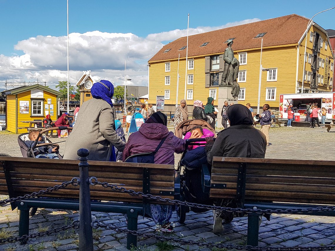 Mange somaliere i Ravnkloa i Trondheim. Måske fordi der er en somalisk moske lige rundt om hjørnet. Uden skiltning, i et af de gamle træhuse fra 1800-tallet. Immigranter iført hijab og islamisk påklædning er ved at blive et almindeligt syn i det centrale Trondheim. Foto: Bente Haarstad Mange somaliere i Ravnkloa i Trondheim. Måske fordi der er en somalisk moske lige rundt om hjørnet. Uden skiltning, i et af de gamle træhuse fra 1800-tallet. Immigranter iført hijab og islamisk påklædning er ved at blive et almindeligt syn i det centrale Trondheim. Foto: Bente Haarstad