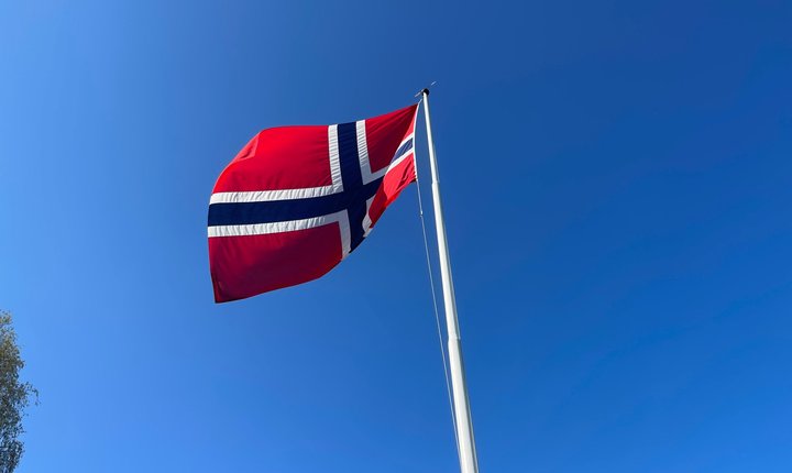 På det landet Olav malte korset med sitt blod, fra dets høye Sverre talte Roma midt imot.