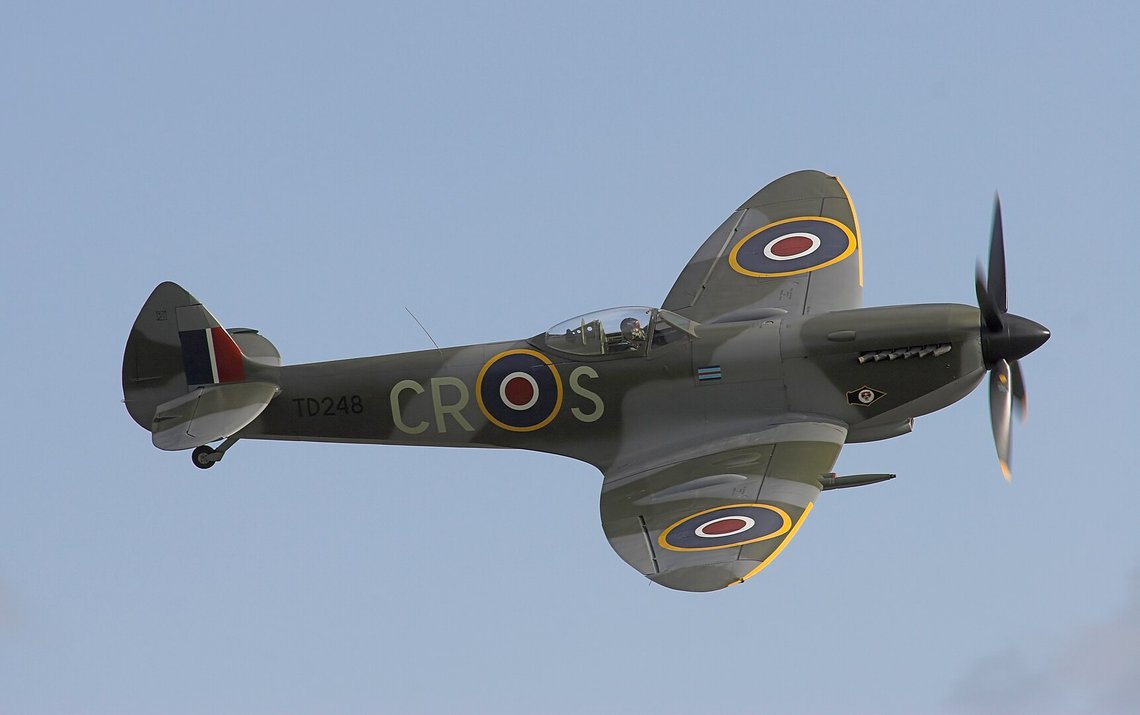 Douglas Bader fløj med Spitfire til sine tyske modstanderes ærgrelse, selvom han havde mistet begge ben før krigen. Nu bliver han reduceret til racist i en ny britisk tv-serie om krigshelten. Foto: Chowell's Noise/ Wikipedia Douglas Bader fløj med Spitfire til sine tyske modstanderes ærgrelse, selvom han havde mistet begge ben før krigen. Nu bliver han reduceret til racist i en ny britisk tv-serie om krigshelten. Foto: Chowell's Noise/ Wikipedia
