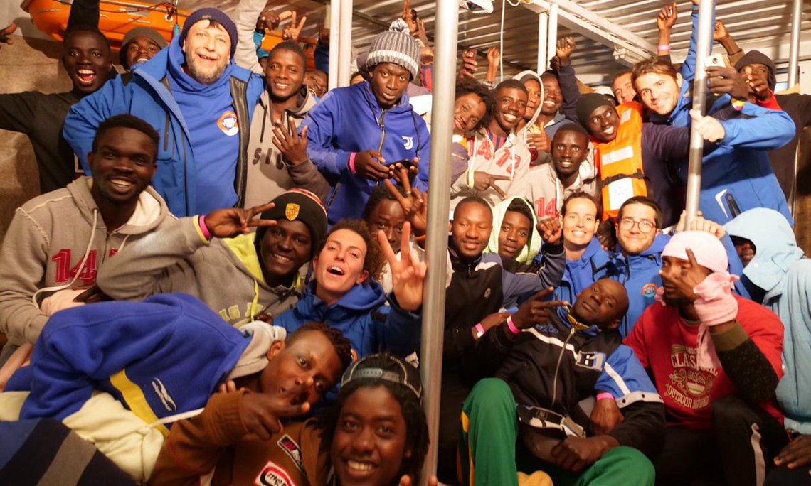 Migranter og besætning om bord på "Mare Jonio" lige før landstigning ved Lampedusa den 19. marts 2019. Foto: Mediterranea Saving Humans / Twitter. Migranter og besætning om bord på "Mare Jonio" lige før landstigning ved Lampedusa den 19. marts 2019. Foto: Mediterranea Saving Humans / Twitter.