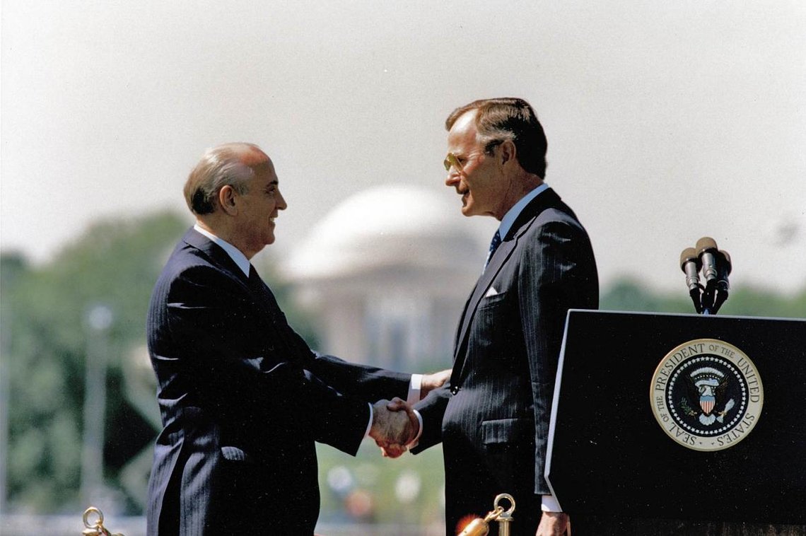 he Washington summit arrival on May 31, 1990, featured high ceremony on the White House lawn, here with formal greetings from President Bush for Mikhail Gorbachev, now president of the USSR. (Credit: George H.W. Bush Presidential Library, P13298-18) he Washington summit arrival on May 31, 1990, featured high ceremony on the White House lawn, here with formal greetings from President Bush for Mikhail Gorbachev, now president of the USSR. (Credit: George H.W. Bush Presidential Library, P13298-18)