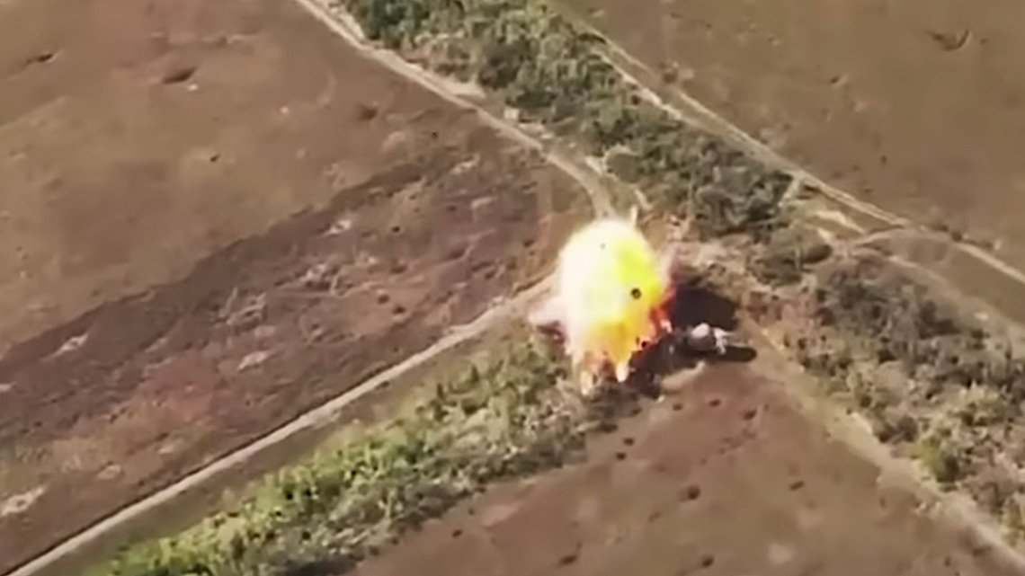 En russisk stridsvogn sprenges med en bombe på slagmarken i Ukraina. Stillbilde: US Military News / YouTube. En russisk stridsvogn sprenges med en bombe på slagmarken i Ukraina. Stillbilde: US Military News / YouTube.