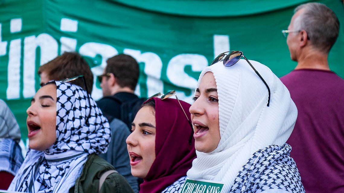 Palæstinensere protesterer mod Israel i Chicago. Illustrationsfoto: Charles Edward Miller, Wikimedia Commons CC BY-SA 2.0 DEED Palæstinensere protesterer mod Israel i Chicago. Illustrationsfoto: Charles Edward Miller, Wikimedia Commons CC BY-SA 2.0 DEED