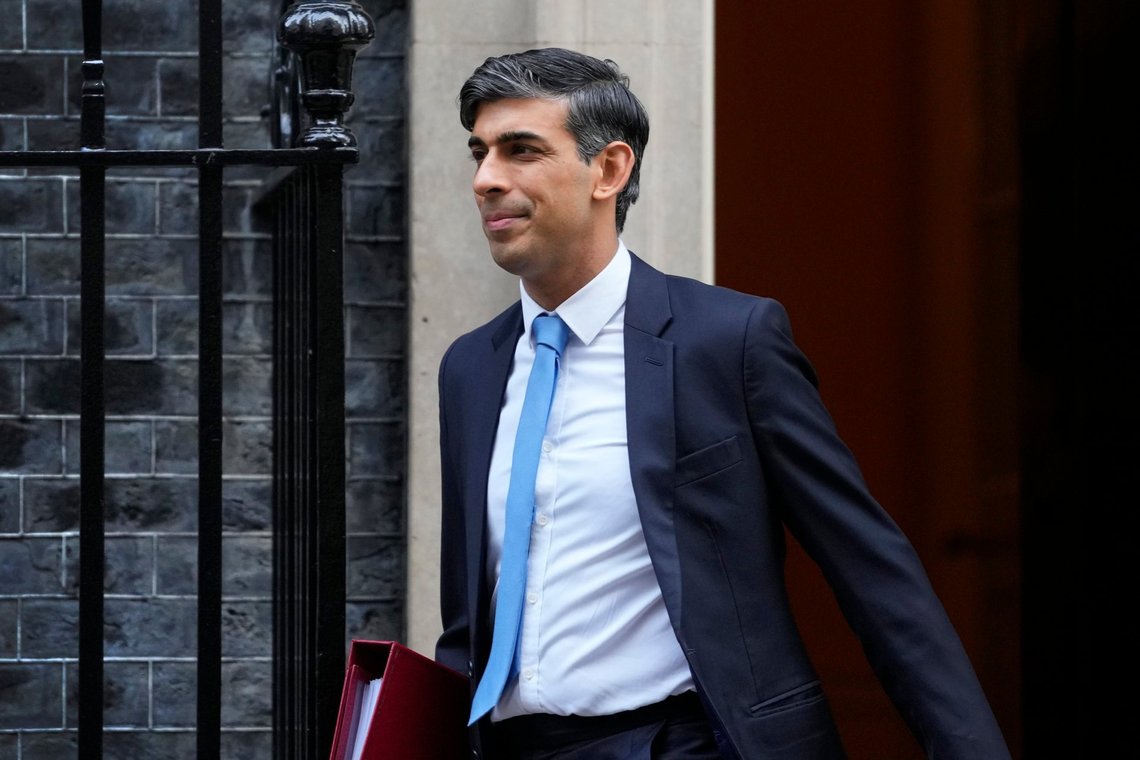 Rishi Sunak forlater Downing Street 10 for å delta i spørretimen i Underhuset den 24. januar 2024. Foto: Kirsty Wigglesworth / AP / NTB. Rishi Sunak forlater Downing Street 10 for å delta i spørretimen i Underhuset den 24. januar 2024. Foto: Kirsty Wigglesworth / AP / NTB.