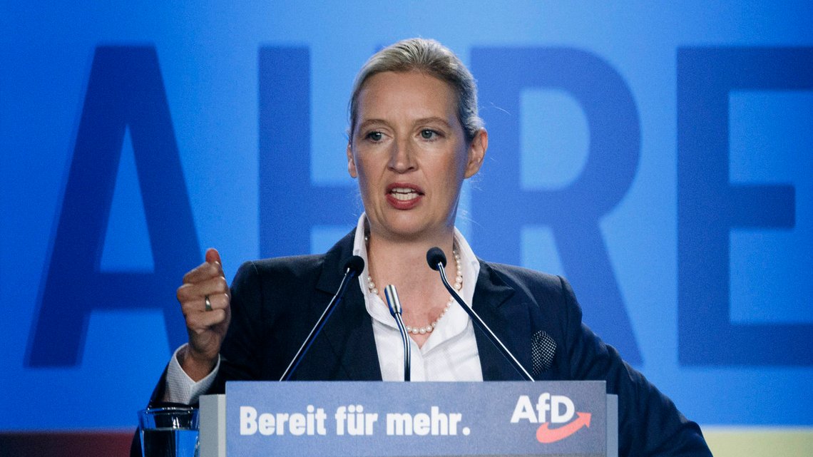 Alternative für Deutschlands (AfD) leder Alice Weidel taler under et valgmøte i partiet i Magdeburg den 29. juli 2023. Foto: Carsten Koall / DPA via AP / NTB. Alternative für Deutschlands (AfD) leder Alice Weidel taler under et valgmøte i partiet i Magdeburg den 29. juli 2023. Foto: Carsten Koall / DPA via AP / NTB.