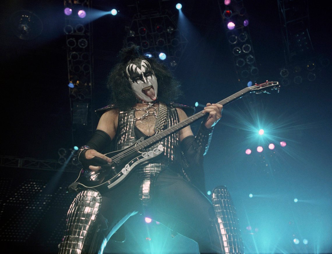 Oslo 19970619.
Frontfigur Gene Simmons i hardrock-gruppen Kiss på scenen under konserten i Oslo Spektrum.
Foto Jon Eeg / NTB / NTB Oslo 19970619.
Frontfigur Gene Simmons i hardrock-gruppen Kiss på scenen under konserten i Oslo Spektrum.
Foto Jon Eeg / NTB / NTB