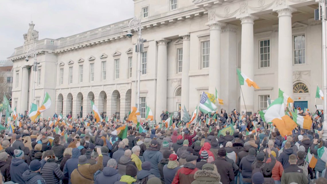 Folk protesterer mot innvandring i Dublin. Stillbilde: Gript Media / YouTube. Folk protesterer mot innvandring i Dublin. Stillbilde: Gript Media / YouTube.