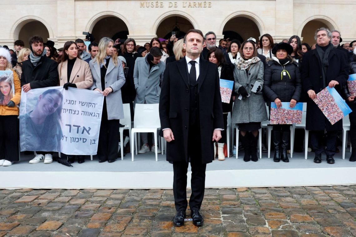 Frankrigs præsident Emmanuel Macron ved en jødisk mindehøjtidelighed i Paris. Foto: Gonzalo Fuentes/Pool via AP) Frankrigs præsident Emmanuel Macron ved en jødisk mindehøjtidelighed i Paris. Foto: Gonzalo Fuentes/Pool via AP)