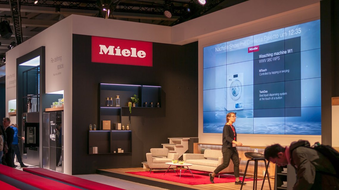 Mieles stand i et showroom i Berlin i 2018. Foto: Matti Blume / cc by-sa 4.0 / Wikimedia Commons. Mieles stand i et showroom i Berlin i 2018. Foto: Matti Blume / cc by-sa 4.0 / Wikimedia Commons.