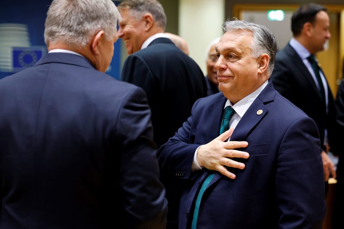 Ungarns premierminister Viktor Orban (i midten), ved EU-topmødet torsdag den 1. februar 2024. Foto: AP Foto/Geert Vanden Wijngaert Ungarns premierminister Viktor Orban (i midten), ved EU-topmødet torsdag den 1. februar 2024. Foto: AP Foto/Geert Vanden Wijngaert