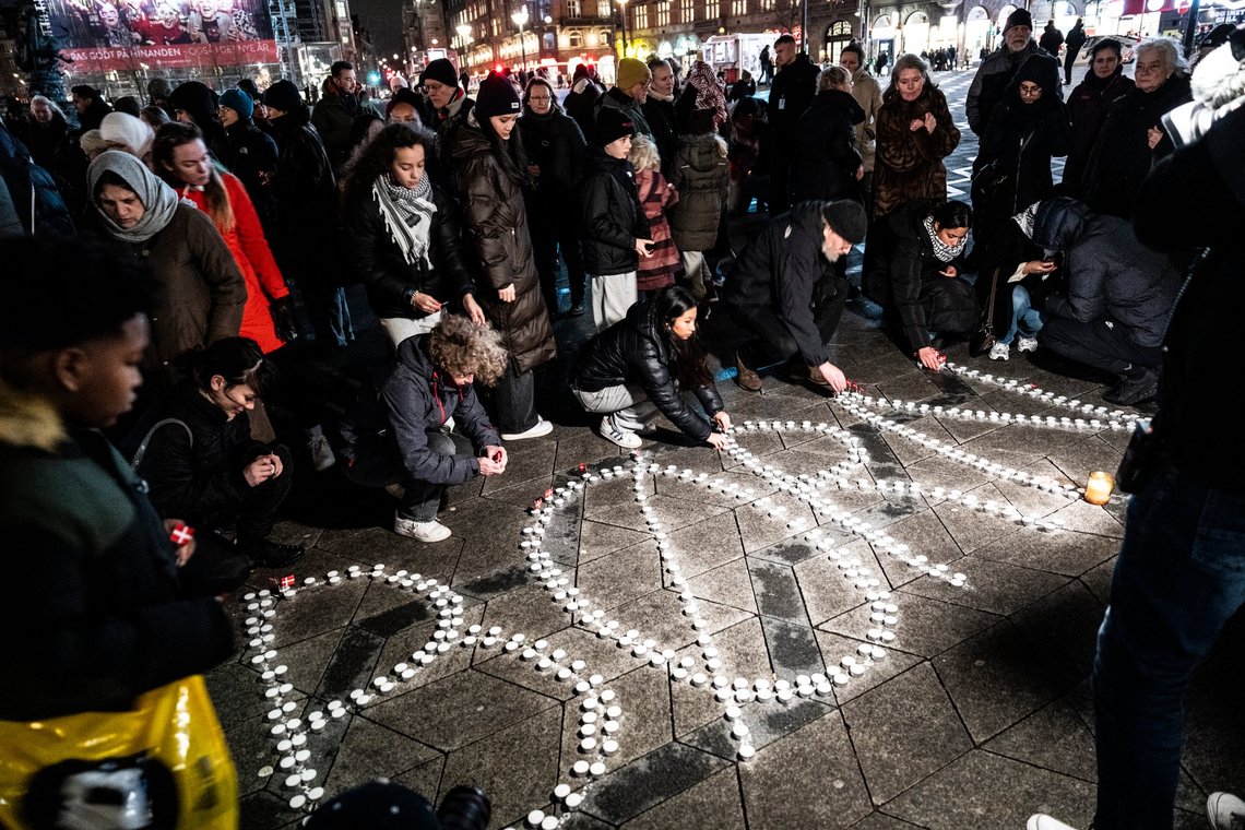 Lys til minde om de dræbte børn i Gaza tændes under en ceremoni på Rådhuspladsen i København fredag den 29. december 2023. (Foto: Martin Sylvest 2023) Lys til minde om de dræbte børn i Gaza tændes under en ceremoni på Rådhuspladsen i København fredag den 29. december 2023. (Foto: Martin Sylvest 2023)