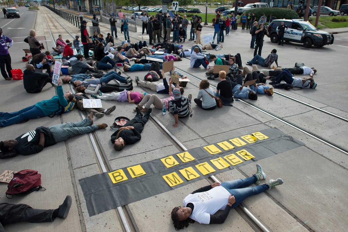 BLM-bevægelsen i en tidlig fase, under protester mod politibrutalitet i 2015. Så kom Floyd-sagen, og USA eksploderede. Dette er et af mange problemer, DEI har skabt for USA. Foto: Fibonacci Blue/ CC BY 2.0/ Wikimedia BLM-bevægelsen i en tidlig fase, under protester mod politibrutalitet i 2015. Så kom Floyd-sagen, og USA eksploderede. Dette er et af mange problemer, DEI har skabt for USA. Foto: Fibonacci Blue/ CC BY 2.0/ Wikimedia