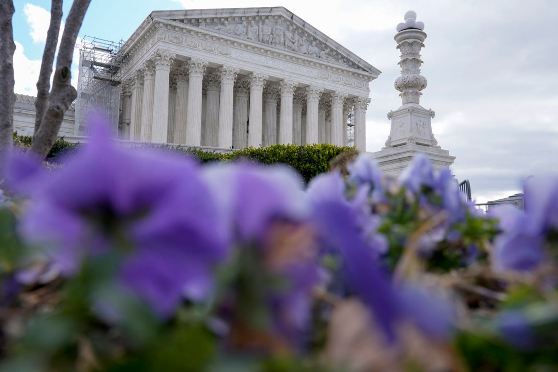 Høyesterett i Washington vil ikke stanse en lov i Texas om illegal migrasjon mens lovligheten av den vurderes i lavere rettsinstanser. Foto: Mariam Zuhaib / AP / NTB Høyesterett i Washington vil ikke stanse en lov i Texas om illegal migrasjon mens lovligheten av den vurderes i lavere rettsinstanser. Foto: Mariam Zuhaib / AP / NTB