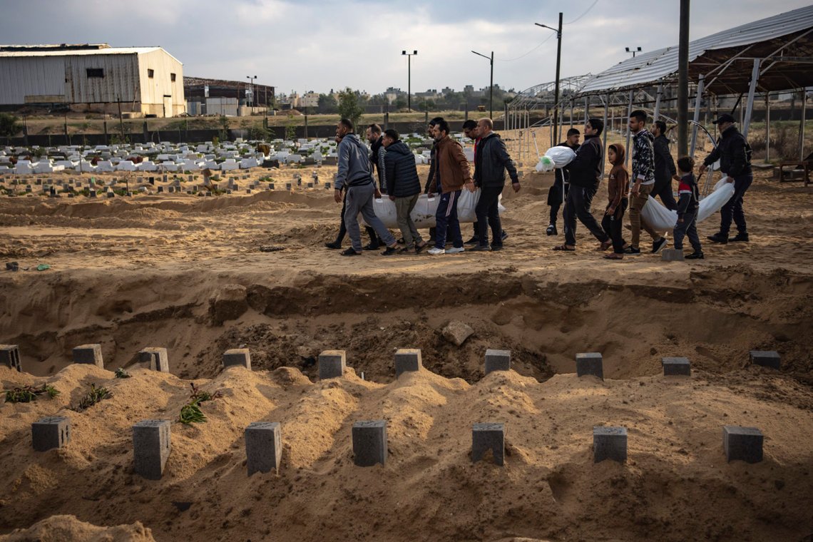 Palestinere begraver døde slektninger etter et israelsk bombeangrep i Rafah på Gaza-stripen den 14. desember 2023. Foto: Fatima Shbair / AP / NTB. Palestinere begraver døde slektninger etter et israelsk bombeangrep i Rafah på Gaza-stripen den 14. desember 2023. Foto: Fatima Shbair / AP / NTB.