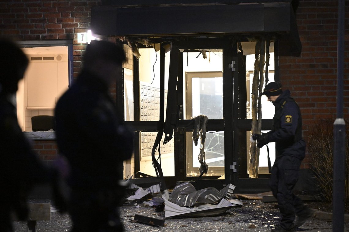 STOCKHOLM, SVERIGE 20240305
Polisens avspärrningar efter en explosion i ett trapphus till ett flerfamiljshus i Lidingö
Foto: Henrik Montgomery / TT / Kod 10060 STOCKHOLM, SVERIGE 20240305
Polisens avspärrningar efter en explosion i ett trapphus till ett flerfamiljshus i Lidingö
Foto: Henrik Montgomery / TT / Kod 10060