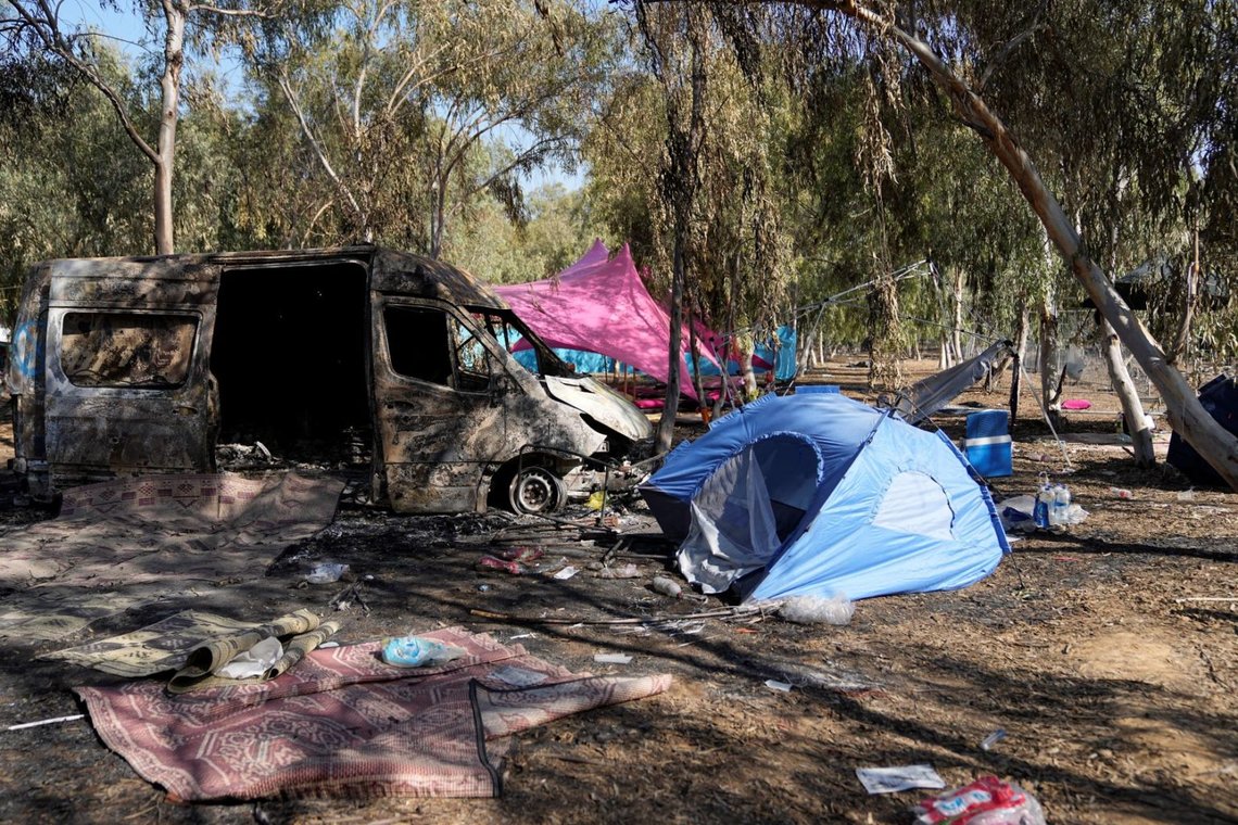 Etter Hamas-angrepene på musikkfestivalen i Sør-Israel 7. oktober. Foto: AP Photo/Ohad Zwigenberg, File Etter Hamas-angrepene på musikkfestivalen i Sør-Israel 7. oktober. Foto: AP Photo/Ohad Zwigenberg, File