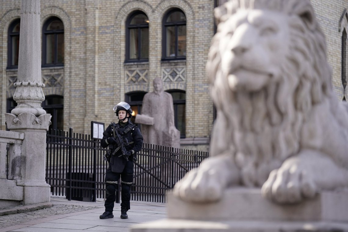 Oslo 20240403.
Væpnet politi utenfor Stortinget der alle innganger er stengt på grunn av en uavklart sikkerhetssituasjon, opplyser Stortingets administrasjon til alle på Stortinget.
Foto: Stian Lysberg Solum / NTB Oslo 20240403.
Væpnet politi utenfor Stortinget der alle innganger er stengt på grunn av en uavklart sikkerhetssituasjon, opplyser Stortingets administrasjon til alle på Stortinget.
Foto: Stian Lysberg Solum / NTB