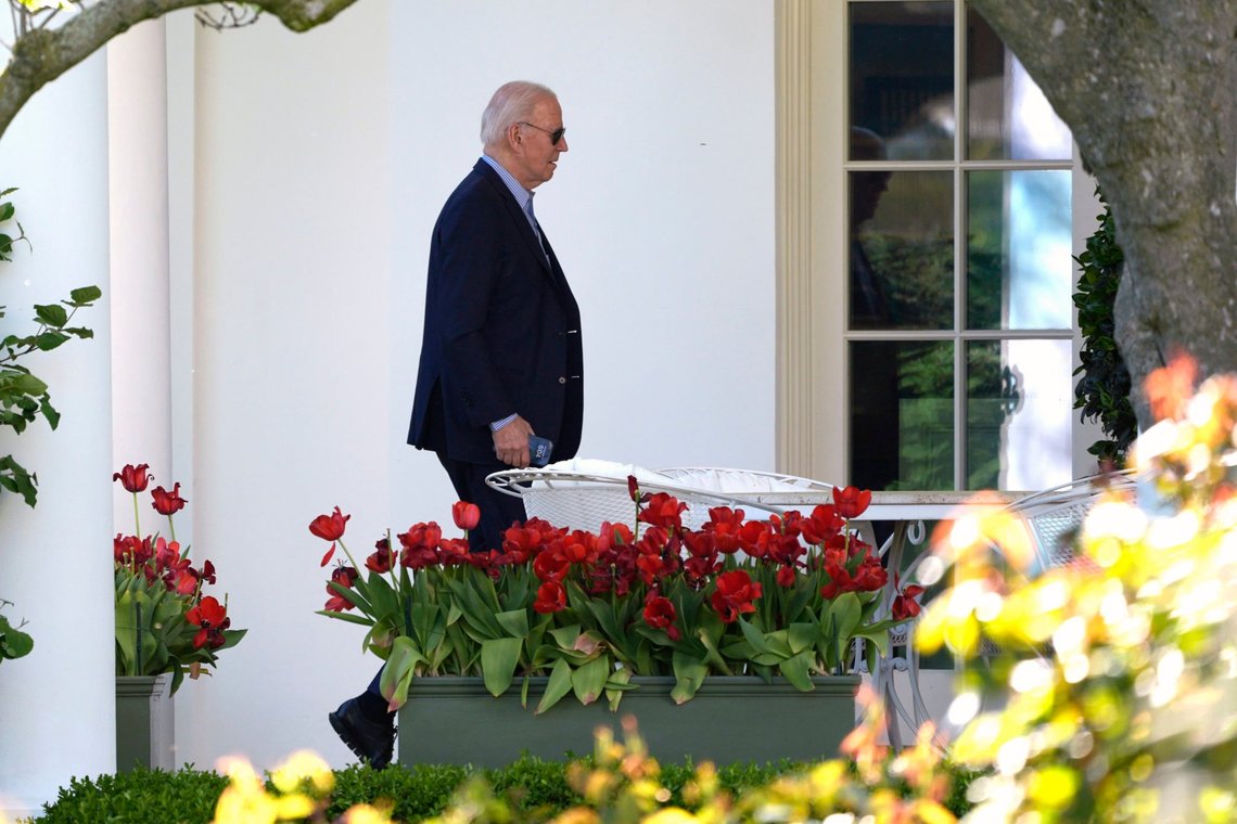 USAs president Joe Biden på vel til Det ovale kontor i Det hvite hus i Washington D.C. den 13. april 2024. Foto: Pablo Martinez Monsivais / AP / NTB. USAs president Joe Biden på vel til Det ovale kontor i Det hvite hus i Washington D.C. den 13. april 2024. Foto: Pablo Martinez Monsivais / AP / NTB.