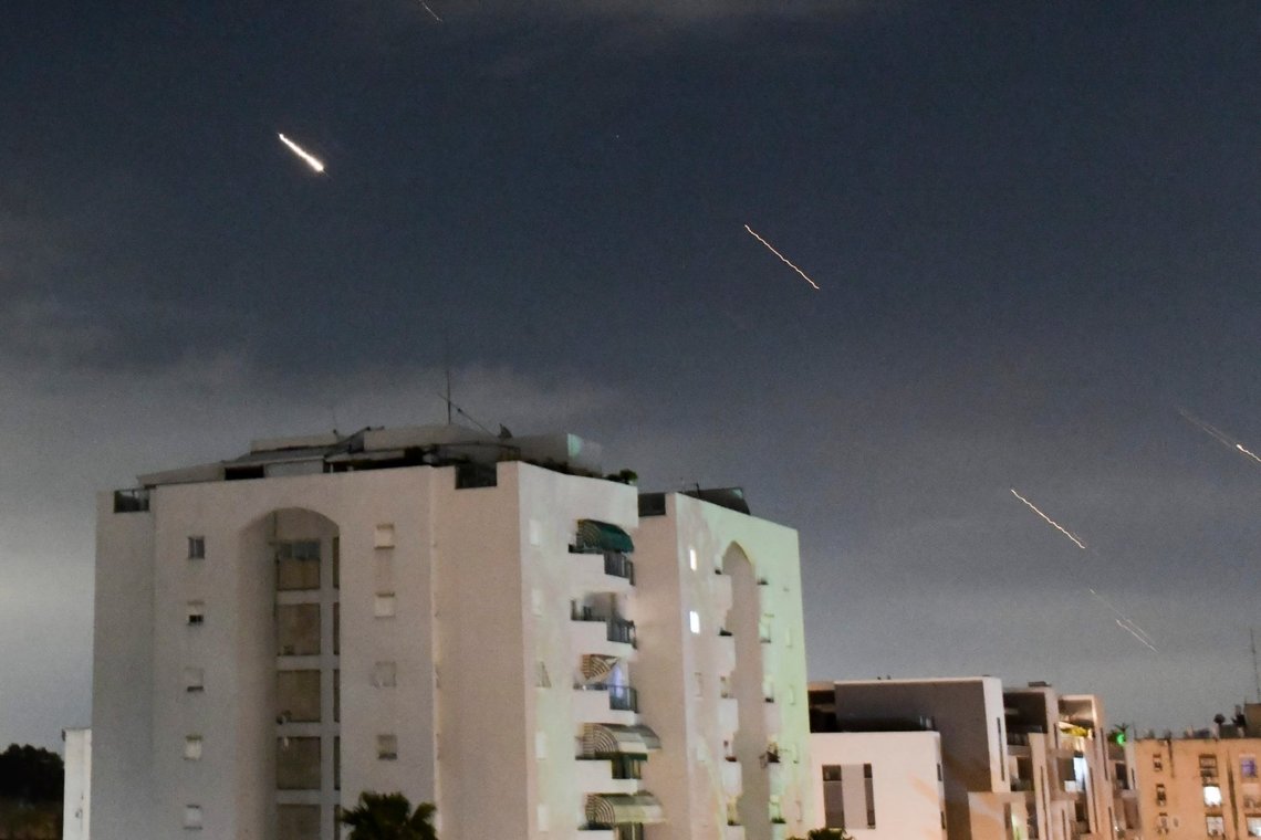 Det israelske luftvernsystemet Iron Dome settes inn for å avskjære raketter avfyrt fra Iran sentralt i Israel søndag 14. april 2024. Foto: Tomer Neuberg / AP / NTB. Det israelske luftvernsystemet Iron Dome settes inn for å avskjære raketter avfyrt fra Iran sentralt i Israel søndag 14. april 2024. Foto: Tomer Neuberg / AP / NTB.