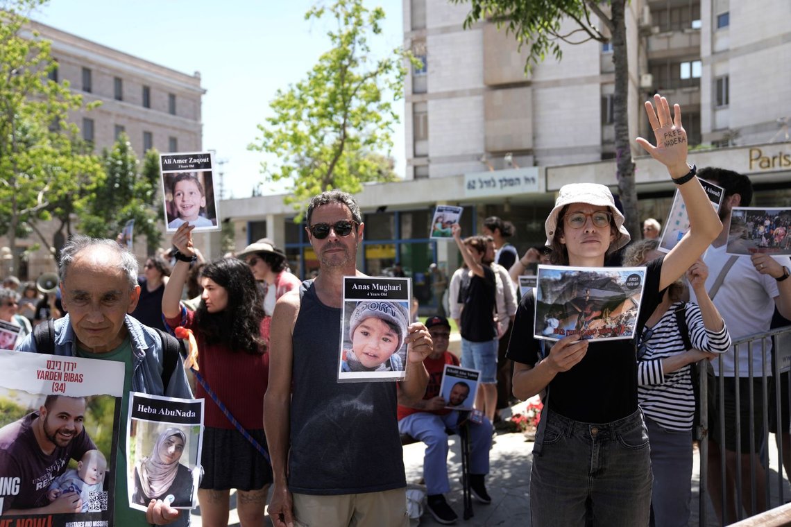 Israelere i Jerusalem krever fortgang i arbeidet med å få frigitt gislene som er hos Hamas. Foto: AP Photo/Mahmoud Illean Israelere i Jerusalem krever fortgang i arbeidet med å få frigitt gislene som er hos Hamas. Foto: AP Photo/Mahmoud Illean