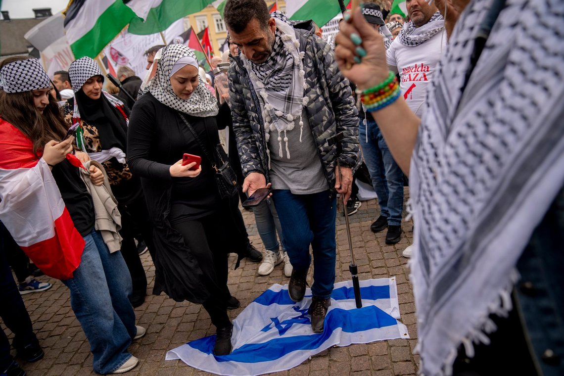 Demonstranter tramper på et israelsk flag under en demonstration mod Israels deltagelse i Eurovision i Malmø, torsdag den 9. maj 2024. Israel deltager i den anden semifinale i sangkonkurrencen torsdag.. (Foto: Ida Marie Odgaard/Ritzau Scanpix) Demonstranter tramper på et israelsk flag under en demonstration mod Israels deltagelse i Eurovision i Malmø, torsdag den 9. maj 2024. Israel deltager i den anden semifinale i sangkonkurrencen torsdag.. (Foto: Ida Marie Odgaard/Ritzau Scanpix)