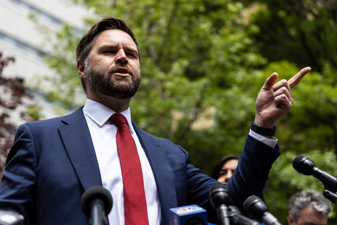 Senator J.D. Vance, R-Ohio, taler på en pressekonference på den anden side af gaden fra Manhattans kriminalret, mandag den 13. maj 2024 i New York. Trump blev ledsaget til retten mandag af nogle af sine bedste kongresrepræsentanter, herunder U.S. Sens. Vance og Tommy Tuberville fra Alabama. (AP Photo/Stefan Jeremiah) Senator J.D. Vance, R-Ohio, taler på en pressekonference på den anden side af gaden fra Manhattans kriminalret, mandag den 13. maj 2024 i New York. Trump blev ledsaget til retten mandag af nogle af sine bedste kongresrepræsentanter, herunder U.S. Sens. Vance og Tommy Tuberville fra Alabama. (AP Photo/Stefan Jeremiah)