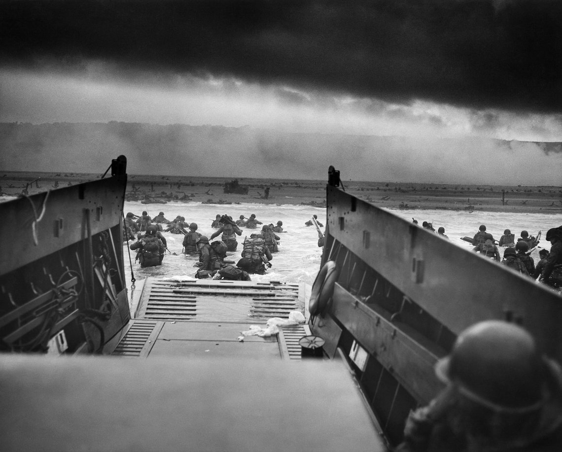 USS Samuel Chase landsætter tropper fra kompagni A, 16. infanteri, 1. infanteridivision (den store røde), der vader ind på Fox Green-delen af Omaha Beach i Normandiet om morgenen den 6. juni 1944. Amerikanske soldater mødte den nyoprettede tyske 352. division, da de gik i land. Under den første landgang blev to tredjedele af kompagni E såret eller dræbt. Foto: Wikipedia USS Samuel Chase landsætter tropper fra kompagni A, 16. infanteri, 1. infanteridivision (den store røde), der vader ind på Fox Green-delen af Omaha Beach i Normandiet om morgenen den 6. juni 1944. Amerikanske soldater mødte den nyoprettede tyske 352. division, da de gik i land. Under den første landgang blev to tredjedele af kompagni E såret eller dræbt. Foto: Wikipedia