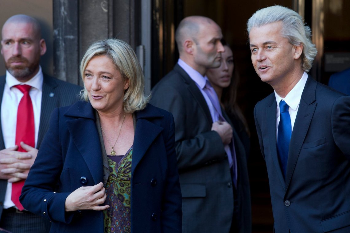 Det er interessant at se AP's beskrivelse af situationen: Kontinental operation. Billedtekst: Demokrati i Europa Kontinental drift FILE - Europæiske højrefløjspolitikere, hollandske Geert Wilders, til højre, og franske Marine Le Pen, til venstre, poserer for fotografer i Haag, onsdag den 13. november 2013. I juni vælger vælgerne i de 27 EU-medlemslande deres næste parlament for en femårig periode. Analytikere siger, at partier på den yderste højrefløj, som nu er den sjettestørste gruppe i forsamlingen, er klar til at få flere pladser - og mere indflydelse på EU's politikker lige fra borgerrettigheder til kønsspørgsmål og indvandring. (AP Photo/Peter Dejong, File) Det er interessant at se AP's beskrivelse af situationen: Kontinental operation. Billedtekst: Demokrati i Europa Kontinental drift FILE - Europæiske højrefløjspolitikere, hollandske Geert Wilders, til højre, og franske Marine Le Pen, til venstre, poserer for fotografer i Haag, onsdag den 13. november 2013. I juni vælger vælgerne i de 27 EU-medlemslande deres næste parlament for en femårig periode. Analytikere siger, at partier på den yderste højrefløj, som nu er den sjettestørste gruppe i forsamlingen, er klar til at få flere pladser - og mere indflydelse på EU's politikker lige fra borgerrettigheder til kønsspørgsmål og indvandring. (AP Photo/Peter Dejong, File)