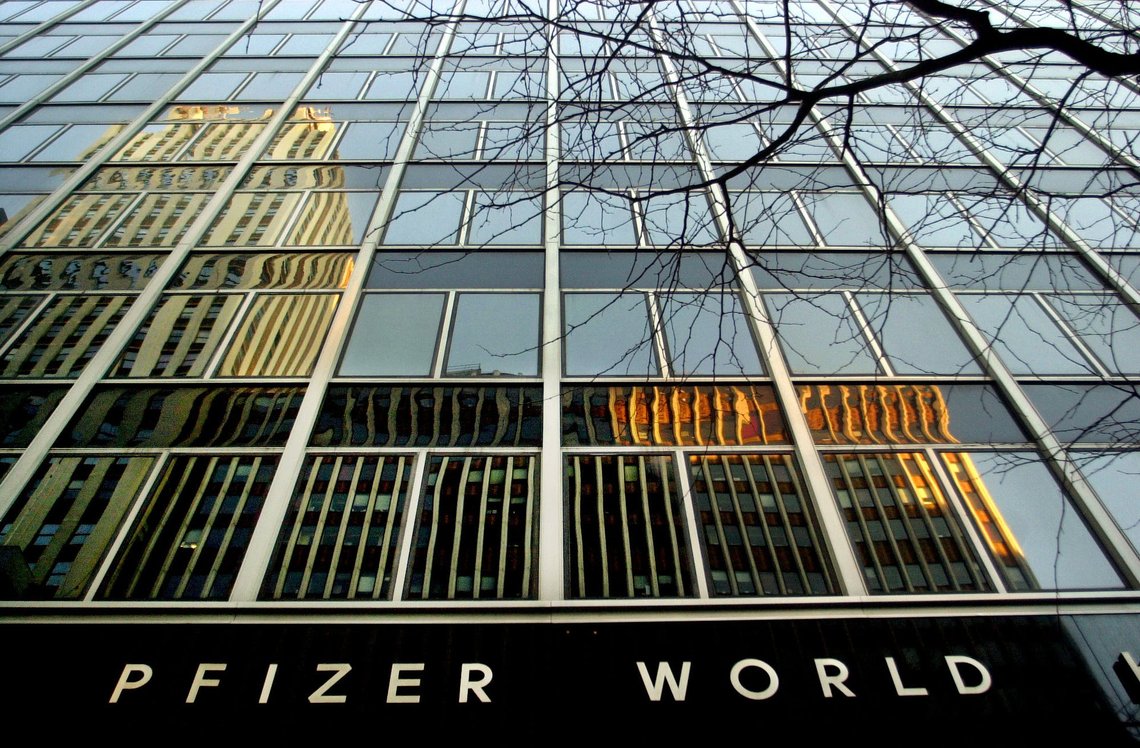 Pfizers hovedkvarter i New York. Foto: Mark Lennihan / AP / NTB. Pfizers hovedkvarter i New York. Foto: Mark Lennihan / AP / NTB.