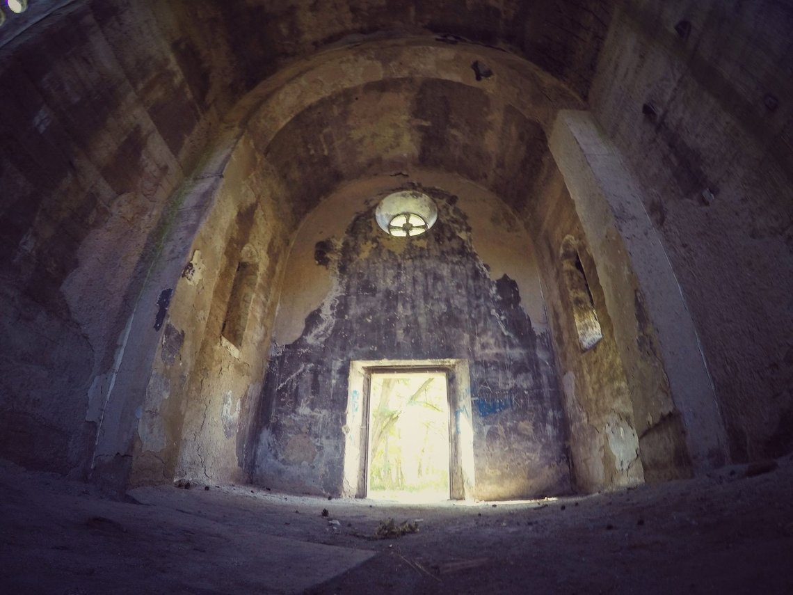 Den serbisk-ortodokse Johannes Døber-kirke i Samodreža i Kosovo blev vandaliseret og brændt af kosovoalbanere i juni 1999. Foto: Fatoss,m / cc by-sa 4.0 / Wikimedia Commons. Den serbisk-ortodokse Johannes Døber-kirke i Samodreža i Kosovo blev vandaliseret og brændt af kosovoalbanere i juni 1999. Foto: Fatoss,m / cc by-sa 4.0 / Wikimedia Commons.