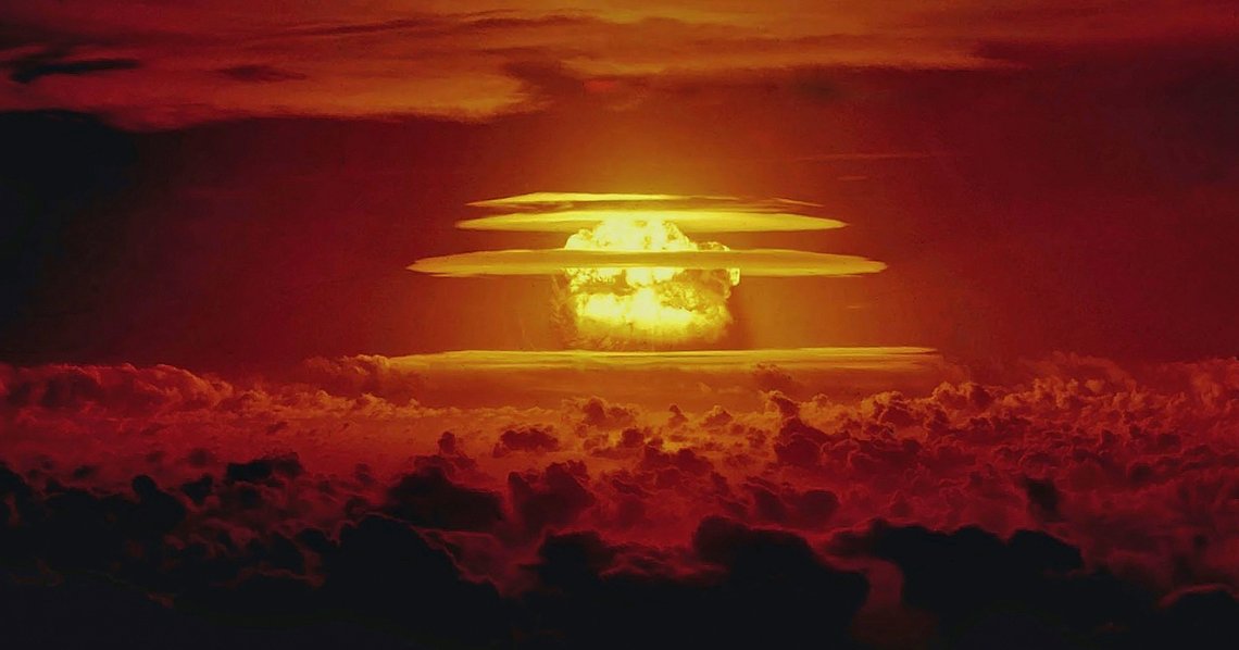 Fra den amerikanske prøvesprængning "Castle Bravo" af en brintbombe på Bikini-atollen i Stillehavet den 1. marts 1954. Bomben havde en sprængkraft svarende til 15 megaton TNT. Foto: US Department of Energy via Wikimedia Commons. Fra den amerikanske prøvesprængning "Castle Bravo" af en brintbombe på Bikini-atollen i Stillehavet den 1. marts 1954. Bomben havde en sprængkraft svarende til 15 megaton TNT. Foto: US Department of Energy via Wikimedia Commons.