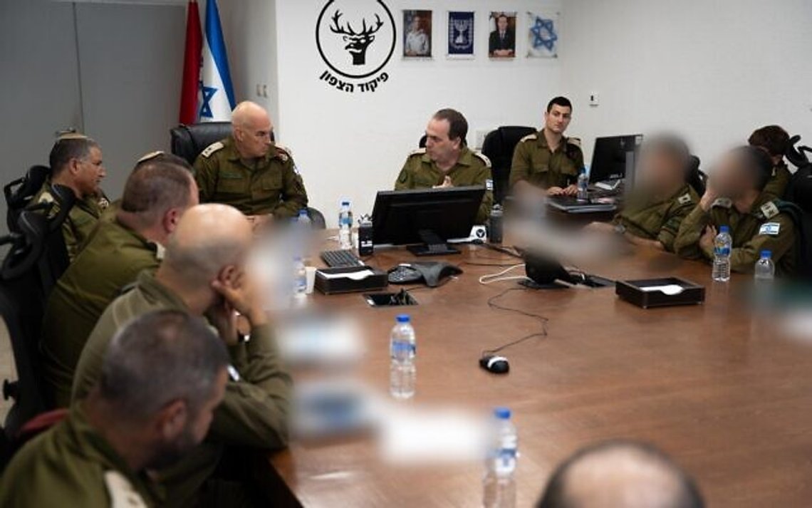 Chefen for IDF's Nordkommando, generalmajor Ori Gordin (til venstre), og chefen for Operationsdirektoratet, generalmajor Oded Basiuk (til højre), holder en evaluering, 18. juli 2024. (Israels forsvarsstyrker) Chefen for IDF's Nordkommando, generalmajor Ori Gordin (til venstre), og chefen for Operationsdirektoratet, generalmajor Oded Basiuk (til højre), holder en evaluering, 18. juli 2024. (Israels forsvarsstyrker)