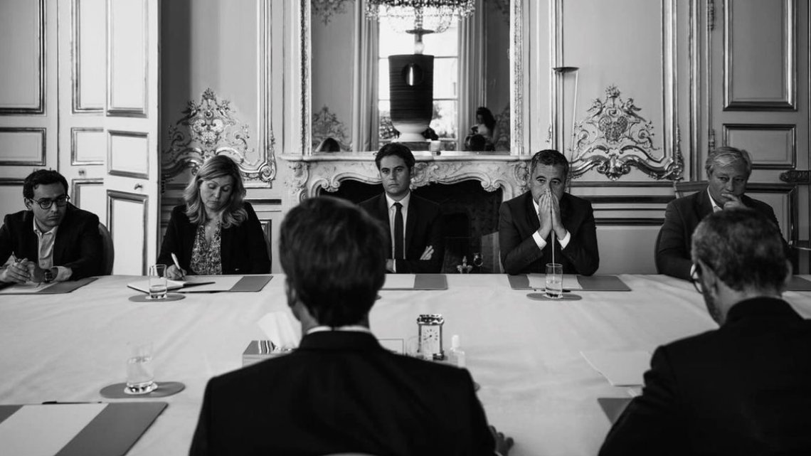Den franske præsident Emmanuel Macron meddeler sine nærmeste medarbejdere, at han vil opløse parlamentet og udskrive nyvalg den 9. juni 2024. Foto: Soazig de la Moissonnière / Élyséepaladset via Instagram. Den franske præsident Emmanuel Macron meddeler sine nærmeste medarbejdere, at han vil opløse parlamentet og udskrive nyvalg den 9. juni 2024. Foto: Soazig de la Moissonnière / Élyséepaladset via Instagram.
