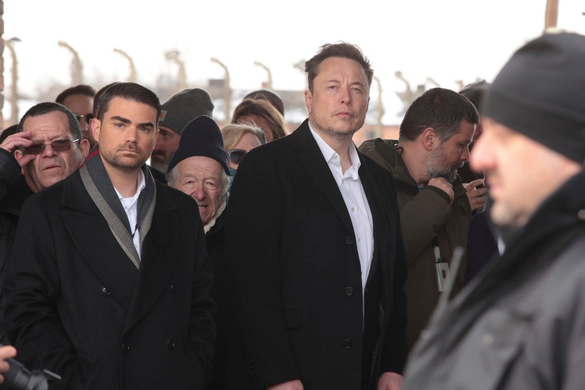 Tesla og SpaceX's CEO Elon Musk, i midten, går under sit besøg på stedet for den tyske nazistiske dødslejr Auschwitz-Birkenau i Oswiecim, Polen, mandag den 22. januar 2024. Det private besøg var tilsyneladende et svar på opfordringer fra nogle jødiske religiøse ledere om, at Musk med egne øjne skulle se det mest symbolske sted for Holocausts rædsler. (AP Photo/Andrzej Rudiak) Tesla og SpaceX's CEO Elon Musk, i midten, går under sit besøg på stedet for den tyske nazistiske dødslejr Auschwitz-Birkenau i Oswiecim, Polen, mandag den 22. januar 2024. Det private besøg var tilsyneladende et svar på opfordringer fra nogle jødiske religiøse ledere om, at Musk med egne øjne skulle se det mest symbolske sted for Holocausts rædsler. (AP Photo/Andrzej Rudiak)