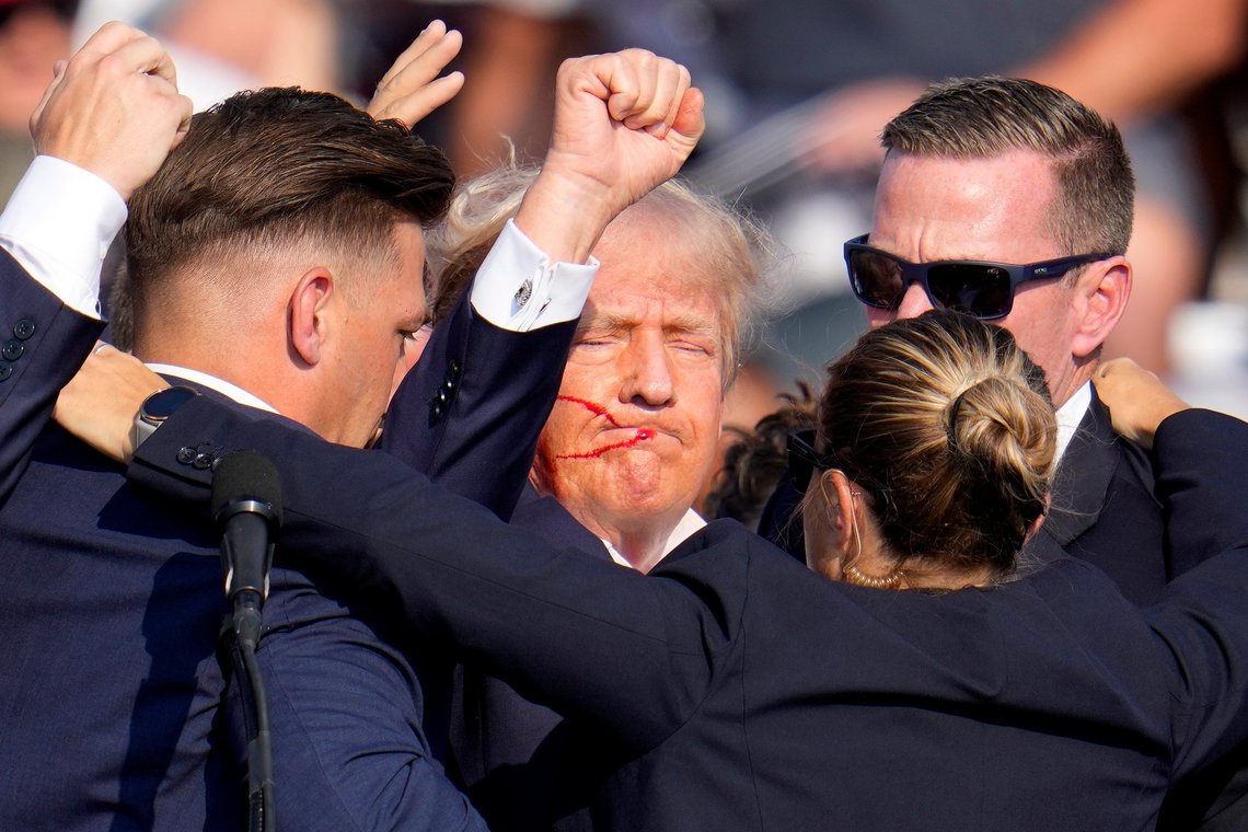 Den republikanske præsidentkandidat, tidligere præsident Donald Trump, bliver hjulpet ned fra scenen af amerikanske Secret Service-agenter ved et kampagnearrangement i Butler, Pennsylvania, 13. juli 2024. (AP/Gene J. Puskar) Den republikanske præsidentkandidat, tidligere præsident Donald Trump, bliver hjulpet ned fra scenen af amerikanske Secret Service-agenter ved et kampagnearrangement i Butler, Pennsylvania, 13. juli 2024. (AP/Gene J. Puskar)