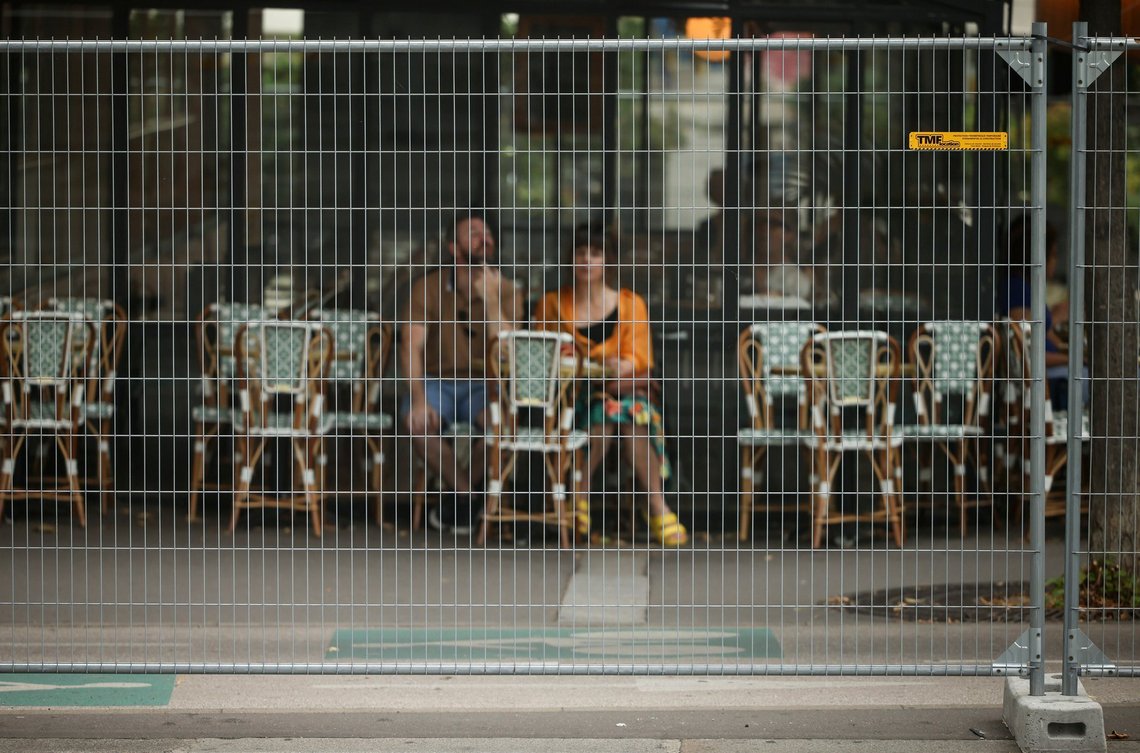 Et par sidder på en caféterrasse bag sikkerhedsbarrierer ved Sommer-OL 2024 i Paris, Frankrig. Foto: Thomas Padilla, AP-Scanpix. Et par sidder på en caféterrasse bag sikkerhedsbarrierer ved Sommer-OL 2024 i Paris, Frankrig. Foto: Thomas Padilla, AP-Scanpix.